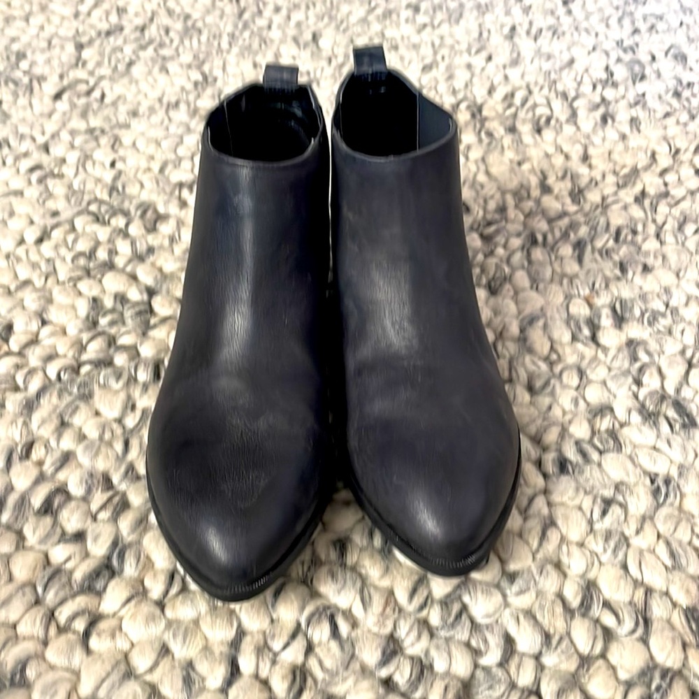 Nine West Black ankle boot in excellent condition, size 8 M, worn only 1X.